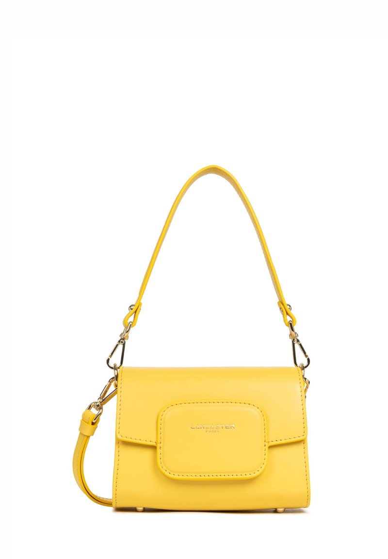 Borsa a tracolla gialla in pelle con design piatto, manico superiore e tracolla regolabile. Presenta una patta frontale e un dettaglio con logo.