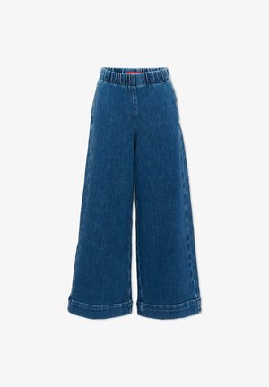 Blauwe denim broek met wijde pijpen, elastische tailleband en gestikte zoom, weergegeven tegen een witte achtergrond.