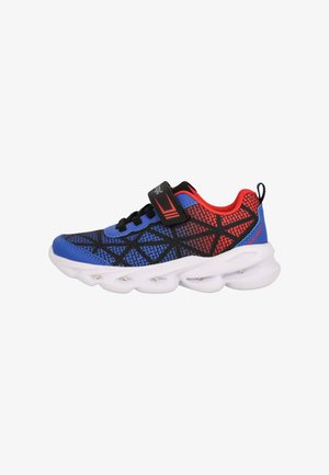 Blauw en zwarte sportshoe met een bovenwerk van mesh, rode accenten, een verstelbare band, en een witte zool met luchtkussens en een patroonontwerp.