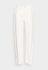 Jeans de denim branco com corte reto, apresentando costuras laterais desfiadas, cinco bolsos e fecho frontal com botão. Tecido texturizado.