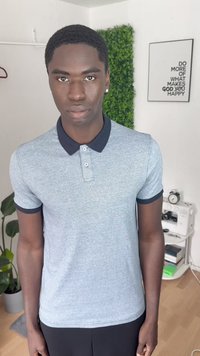 Hall灰沉的 polo särk tumesinise kaelusega ja varrukate äärega, valmistatud pehmest materjalist. Omab kolme nuppu kaela piirkonnas ja on vooderdatud disainiga.