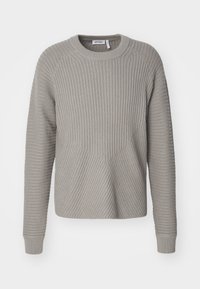 Hellgrauer, gerippter Pullover mit Rundhalsausschnitt, langen Ärmeln und diagonalen Texturmuster. Hat einen lässigen Schnitt und elastische Bündchen.