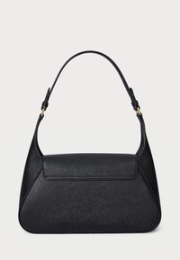 Bolsa preta com acabamento texturizado, forma curvada e uma única alça para o ombro. Apresenta um fecho de pressão e um design minimalista.