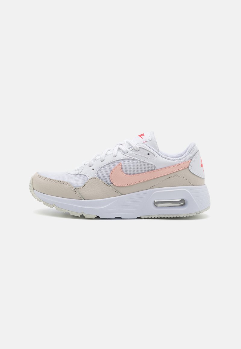 Sapato Nike Air Max com um upper em malha branca, com detalhes em bege e rosa, um bico texturizado e uma unidade de ar visível no calcanhar.
