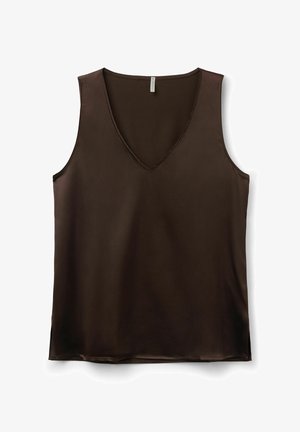 Camiseta sin mangas marrón con escote en V, hecha de tela suave, mostrada extendida sobre un fondo blanco.