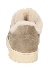 Baskets en daim beige avec semelle en caoutchouc crème et doublure en fourrure crème pelucheuse visible autour du col de la cheville, vues de l'arrière.