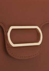Pieces PCCANDY CROSSBODY BAG - Bandolera - cognac detail/gold-coloured