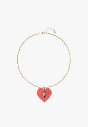 Collier en chaîne dorée avec un pendentif en forme de cœur en corail perlé, orné de pierres précieuses vertes et roses, et un accent décoratif en haut.
