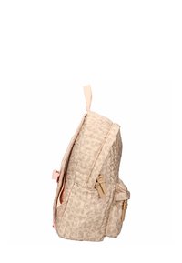 Quilted beige rygsæk med en sidelomme, lyserøde accenter og et top håndtag. Teksturen er blød med et subtilt mønster.
