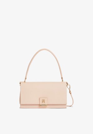 Bolso rectangular de cuero beige claro con asa superior, cierre en tono dorado con el logo "TH" y una correa ajustable para el hombro.