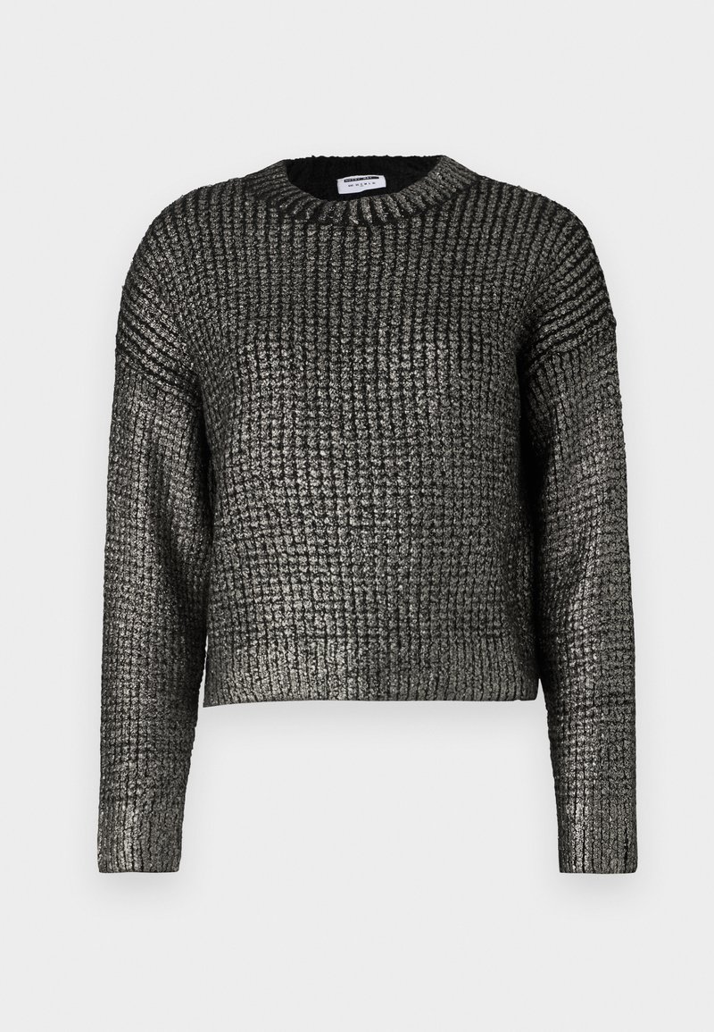 Maglione a maglia con texture metallizzata nera e argento, maniche lunghe e scollatura rotonda, esposto su uno sfondo bianco.