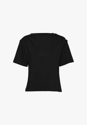 Haut noir à manches courtes fabriqué en tissu doux, présentant une coupe décontractée, un col rond et des détails froncés aux épaules.