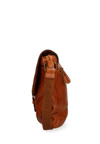 Borsa a spalla in pelle marrone con finitura texture, tracolla imbottita e chiusura azip. Presenta una forma slim e curvata per una facile portabilità.