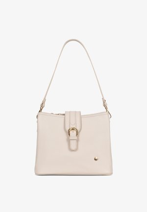 Kremowa skórzana torebka z cienkim paskiem, zapięciem na klapę z złotą sprzączką i małym, okrągłym, złotym logo na dole po prawej stronie.