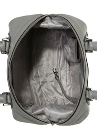 Bolso de mano gris con cierre de cremallera, con un exterior liso y un interior forrado con un sutil patrón de espiga y un bolsillo interior.