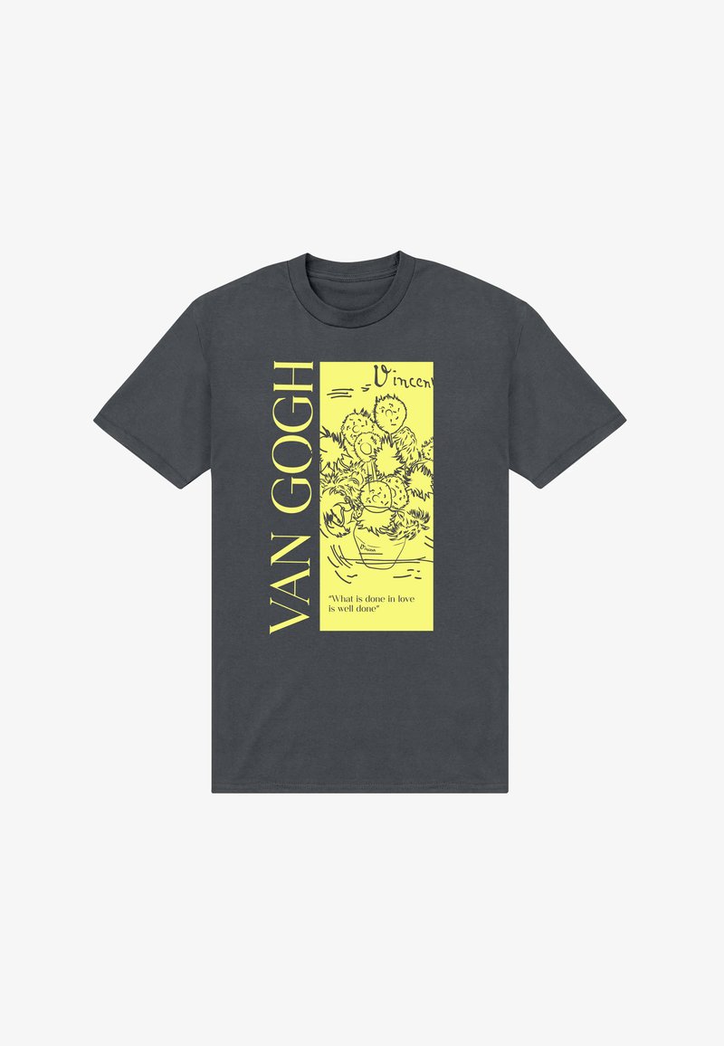 Kulgrå t-shirt med gul grafisk af Van Gogh's solsikker, lodret "VAN GOGH" tekst og citat: "Det som gøres i kærlighed er godt gjort."