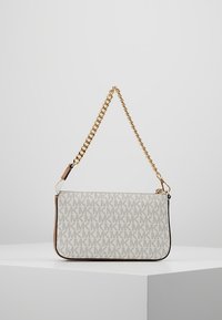 Borsa a spalla bianca con motivo a logo ripetuto, accenti in pelle e tracolla in catena dorata. Presenta una forma rettangolare e una superficie texturizzata.