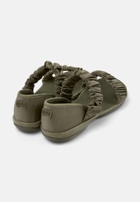 Pantofole verde oliva con cinturini in tessuto arricciato, soletta morbida e bordi arrotondati. Presentano una suola texturizzata e un logo del marchio discreto sul retro.