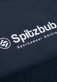 Das marineblaue Sportbekleidungsgewebe weist einen strukturierten Bereich und eine glatte Oberfläche auf. Das Logo "Spitzbub" ist prominent in Weiß angezeigt.