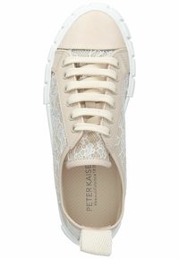 Baskets beige avec superposition de dentelle, bout rond et semelle en caoutchouc blanche. Dotées de lacets en tissu et d'une languette au talon pour un enfilage facile.