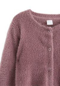 Fluffy paarse cardigan met een ronde hals, lange mouwen en drie knopen aan de voorkant. Zachte textuur met een licht pluizige uitstraling.