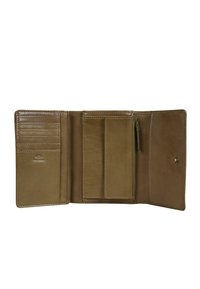 Portefeuille en cuir marron avec plusieurs emplacements pour cartes, une poche centrale et un compartiment zippé. Texture lisse et détails de couture subtils.