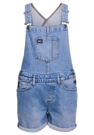 Salopette en denim bleu clair avec un design à dos croisé, dotée de bretelles ajustables, d'une poche frontale et de shorts à ourlet roulé. Texture effilochée.