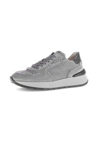 Grijze suède sneaker met een gestructureerd design, contrasterende zwarte hak en lichtgrijze rubberen zool met een patroon en vetersluiting.