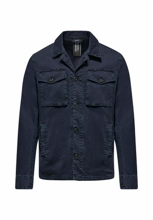 Granatowa kurtka zapinana na guziki, z kołnierzem, dwoma kieszeniami na piersi z patkami zapinanymi na guziki oraz dwiema kieszeniami bocznymi, długimi rękawami i widocznymi detalami szwów.