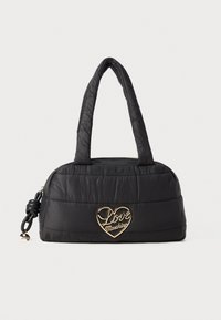 Bolsa acolchoada preta com duas alças curtas, logótipo em forma de coração dourado com a inscrição "Love Moschino" e superfície texturizada com costura subtil.