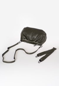 Olijfgroene leren tas met een gesmokt bovenstuk, verstelbare riem en een gladde textuur. Inclusief afneembare riemstukken voor veelzijdigheid.