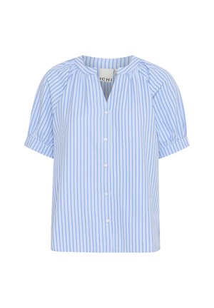 Šviesiai mėlynas trumpomis rankovėmis bluzonas su vertikaliomis baltomis juostelėmis, turintis apvalų kaklą, mygtukų uždarymą ir pūstų rankovių detales.