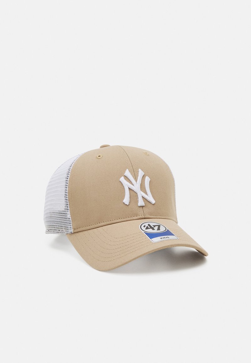 Beige Baseball-Cap mit weißem Netzgewebe. Ausgestattet mit einem gestickten NY-Logo in Weiß, einem gebogenen Schirm und einem verstellbaren Riemen auf der Rückseite.