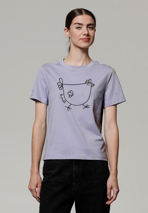 T-shirt violet à manches courtes avec un graphique de poulet noir sur le devant, fabriqué en coton doux, avec un col rond et une coupe décontractée.