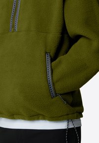 Fleece mikina v olivově zelené barvě se zipovou kapsou. Má kontrastní černé stehy a šňůrku na spodním lemu. Hladký povrch.