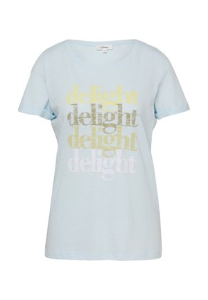 Lichtblauw T-shirt met korte mouwen en een ronde hals, met het woord "delight" vier keer gedrukt in geel, goud en wit op de voorkant.