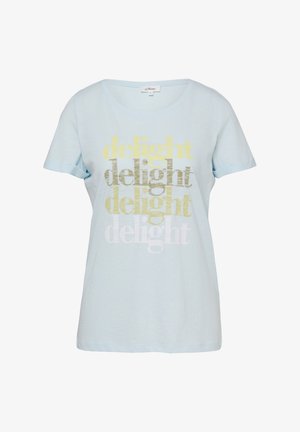 Lichtblauw T-shirt met korte mouwen en een ronde hals, met het woord "delight" vier keer gedrukt in geel, goud en wit op de voorkant.