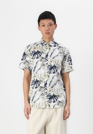 Chemise à manches courtes en tissu léger, ornée d'un imprimé floral et de feuilles tropicales dans des teintes de vert, bleu et crème.