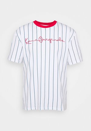 Bílý tričko s krátkým rukávem, modré vertikální pruhy, červený žebrovaný límec a červený kurzivní text "Kani Originals" na přední straně.