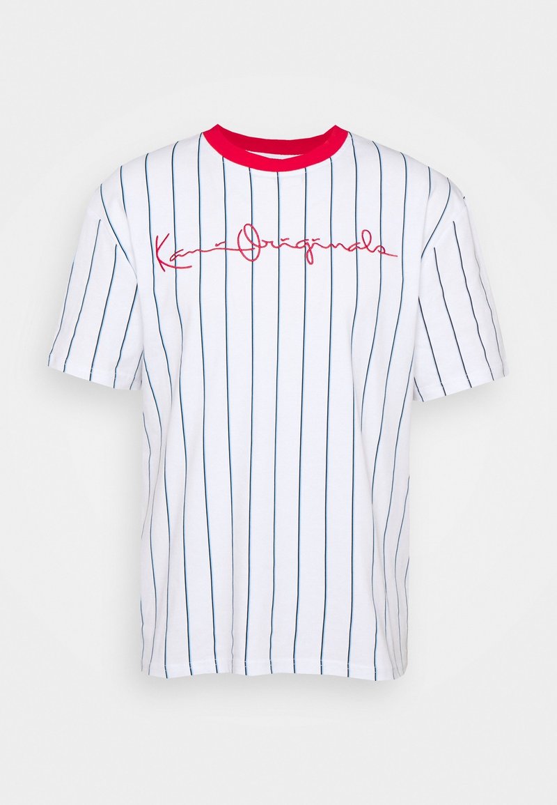 Bílý tričko s krátkým rukávem, modré vertikální pruhy, červený žebrovaný límec a červený kurzivní text "Kani Originals" na přední straně.