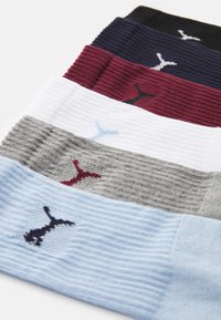 Seis pares de calcetines con relieve en azul marino, burdeos, gris, blanco y azul claro, con un pequeño logo en colores contrastantes en cada par.