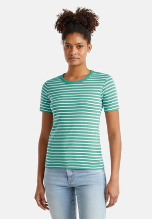 T-shirt a maniche corte a righe verdi e bianche con scollatura rotonda, realizzato in materiale morbido, con un taglio aderente e un logo discreto sul bordo.