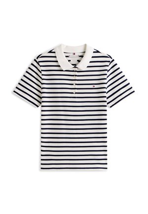 Tricou polo alb cu dungi orizontale bleumarin, mâneci scurte, guler alb, nasturi și un logo brodat mic roșu, alb și albastru pe piept.