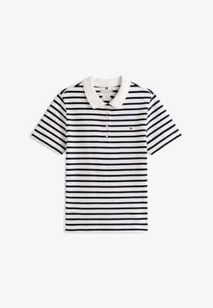 Hvit polotrøye med marineblå horisontale striper, korte ermer, hvit krage, knappestolpe og liten rød, hvit og blå brodert logo på brystet.
