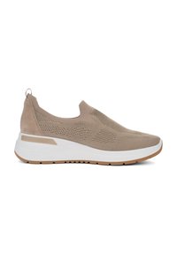 Sneaker slip-on beige con tomaia in maglia, dettagli in camoscio, suola intermedia bianca e suola in gomma testurizzata per una maggiore aderenza.