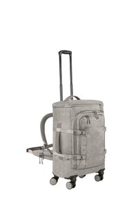 Grauer Rucksack auf Rädern mit ausziehbarem Griff, mehreren Reißverschlussfächern, verstellbaren Gurten und leicht laufenden Rädern. Strukturierte Stoffoberfläche.