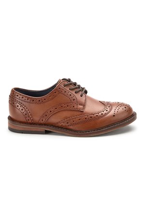 Chaussure habillée en cuir marron avec des détails brogues, bout arrondi et fermeture à lacets. Texture lisse avec une semelle contrastante et des accents de couture.