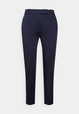 Pantalon bleu marine ajusté à coupe slim, avec passants de ceinture et devant plat, présenté sur un fond clair uni.