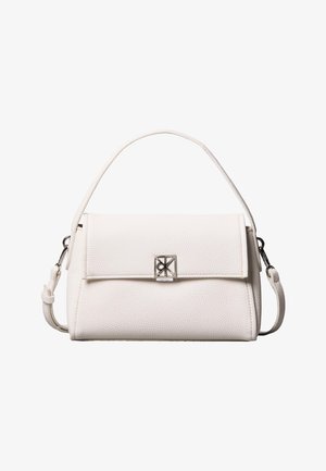 Bela usnjena torbica z zgornjim ročajem, preklopnim zapiranjem, srebrnim kvadratnim logotipom na zaponki in odstranljivim ramenskim trakom.