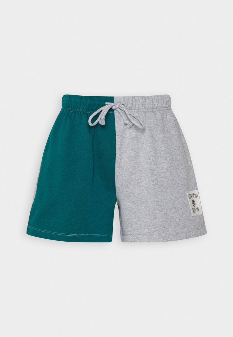 Shorts bicolores avec du bleu sarcelle à gauche et du gris à droite, taille élastique avec cordon gris, et petite étiquette avec le logo Levi's sur la jambe droite.